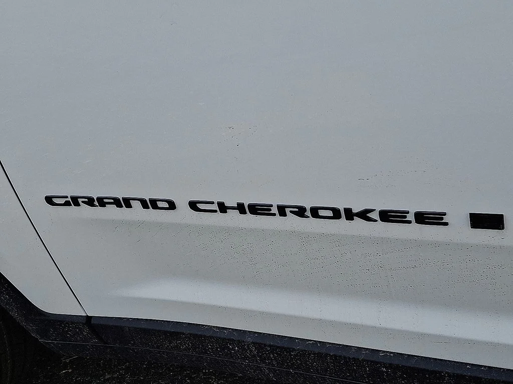 New 2026 Bright White Clear-Coat Exterior Paint Jeep Altitude image 6