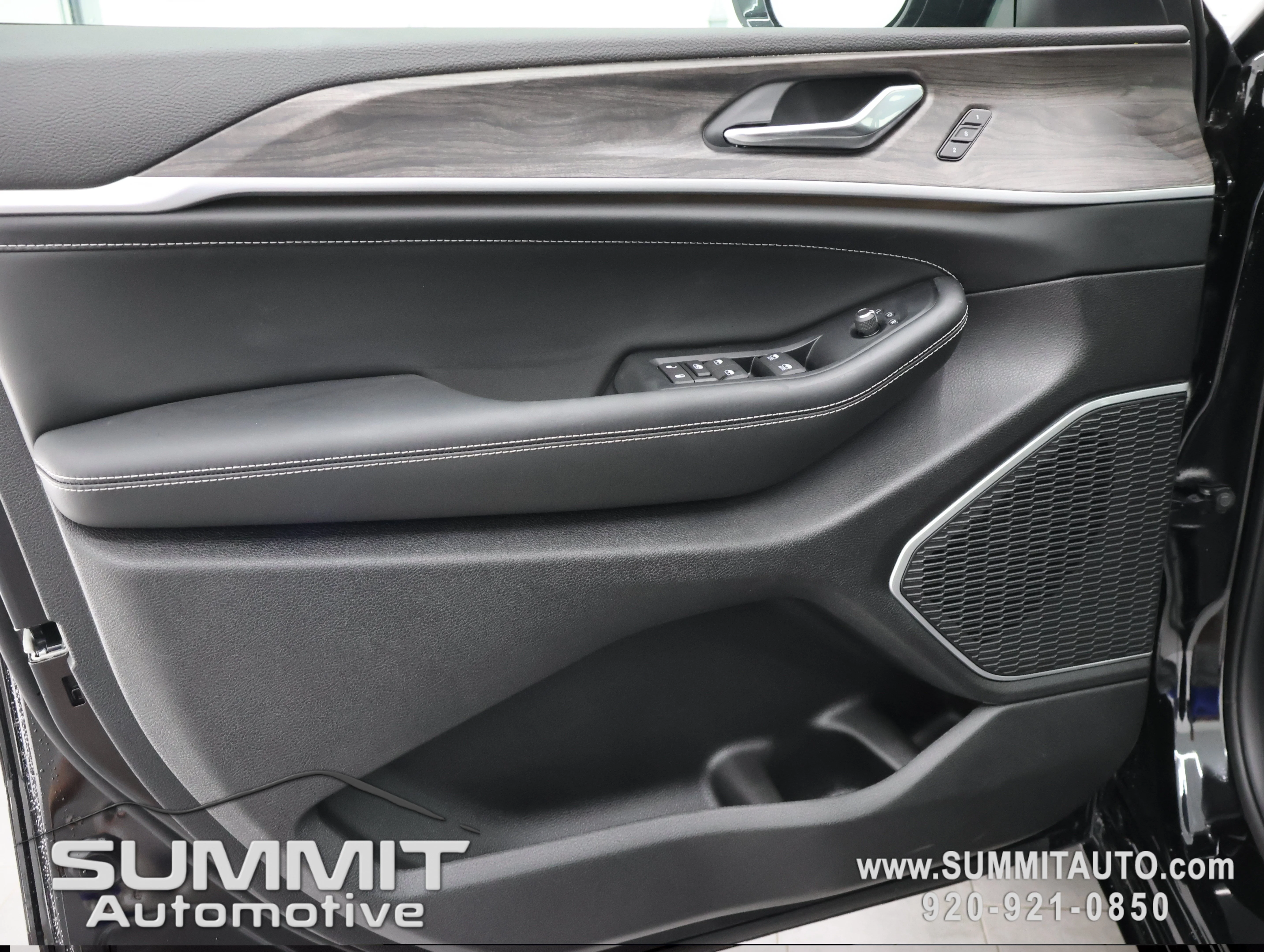 New 2026 Diamond Black Crystal Pearl-Coat Exterior Paint Jeep Limited Reserve image 50