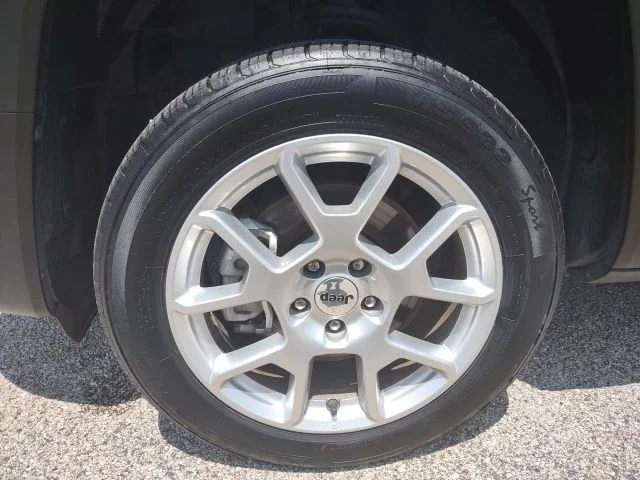 Certified Used 2023 Graphite Gray Jeep Latitude image 27