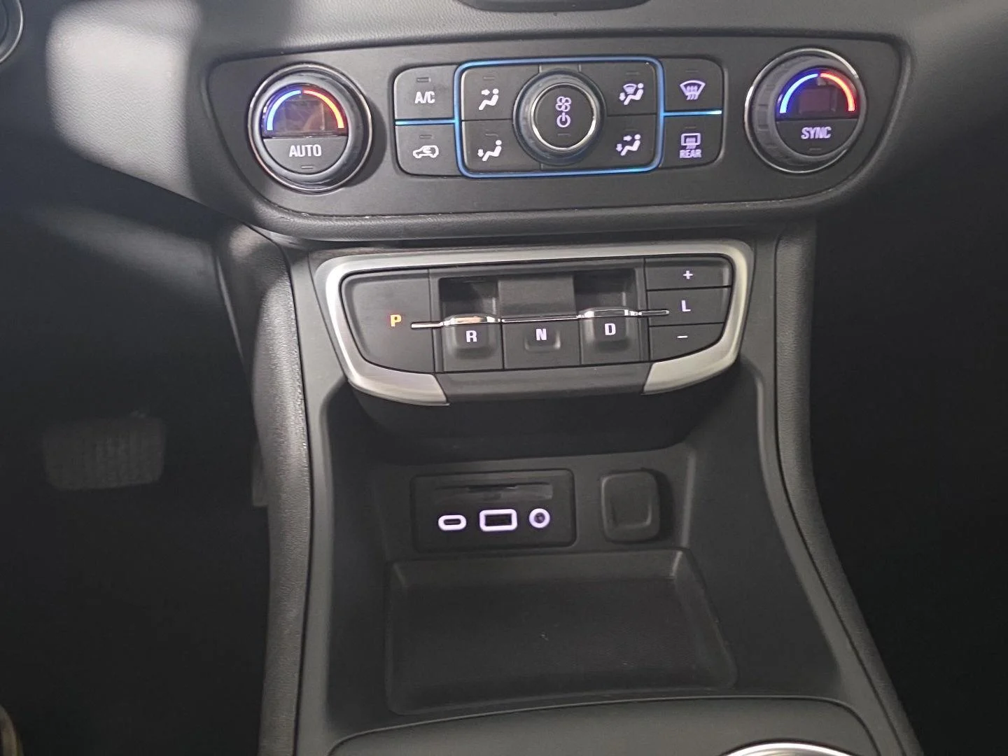 Used 2024 Downpour Metallic GMC SLT image 15