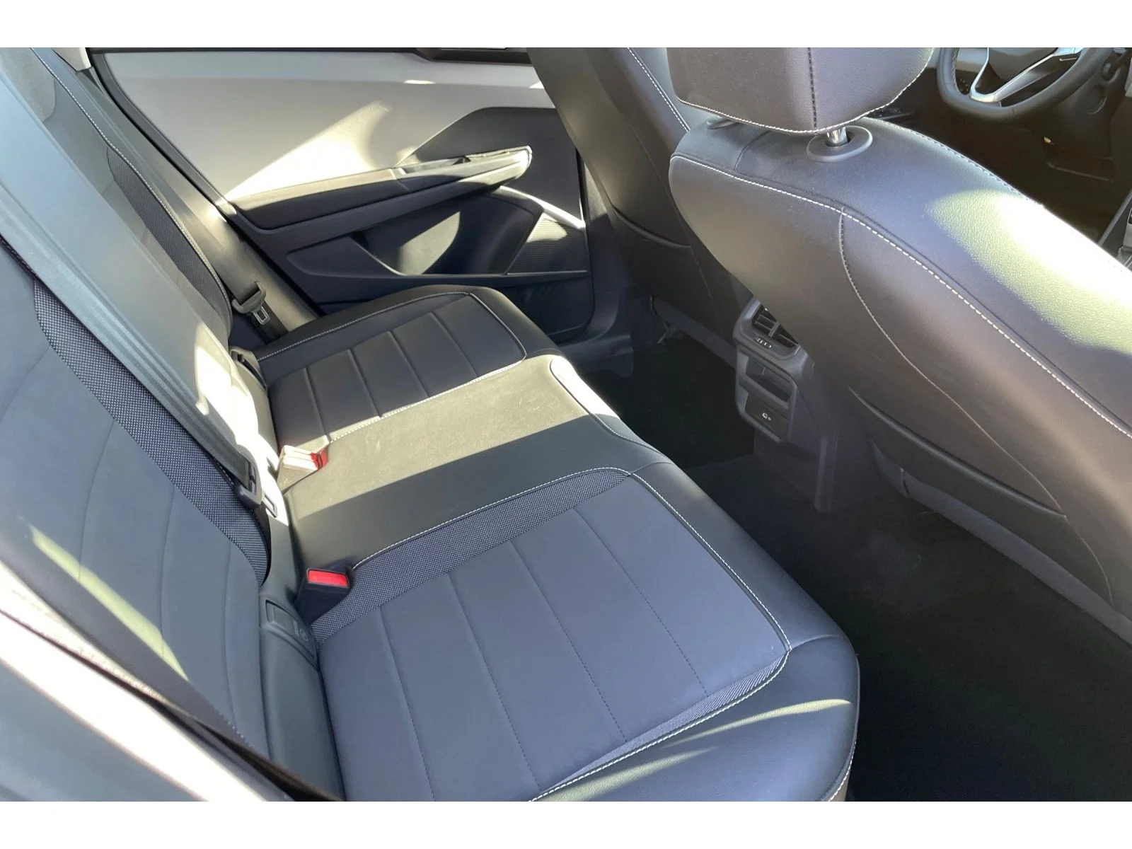 Used 2023 Dusk Blue Metallic Volkswagen SE image 17