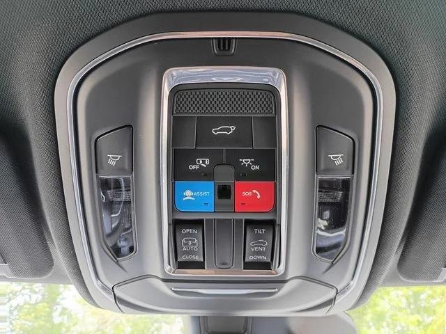 New 2026 Bright White Clear-Coat Exterior Paint Jeep Laredo image 18