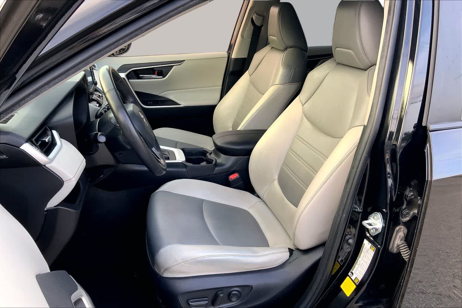 Used 2021 Midnight Black Metallic Toyota XLE Premium image 7