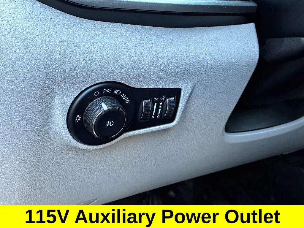 Used 2022 Red Jeep Latitude image 20