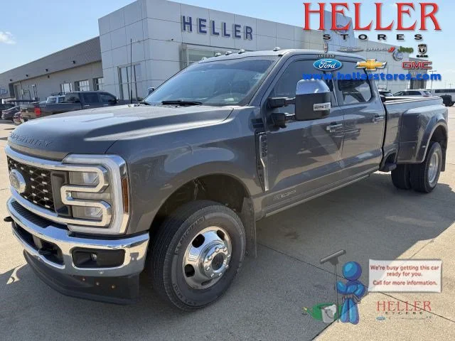 Used 2025 Gray Metallic Ford Lariat image 1