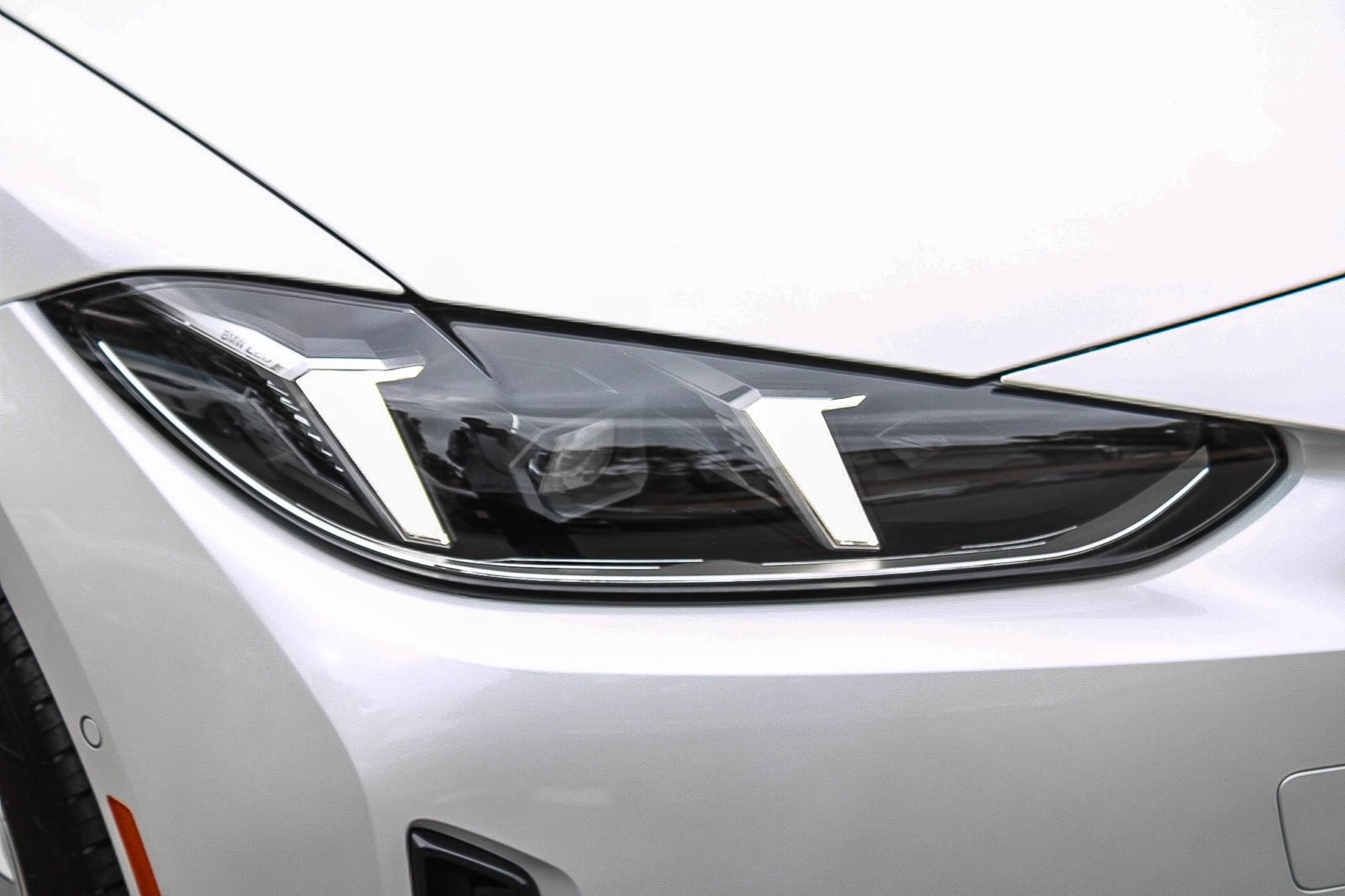 New 2026 Mineral White Metallic BMW eDrive40 image 8