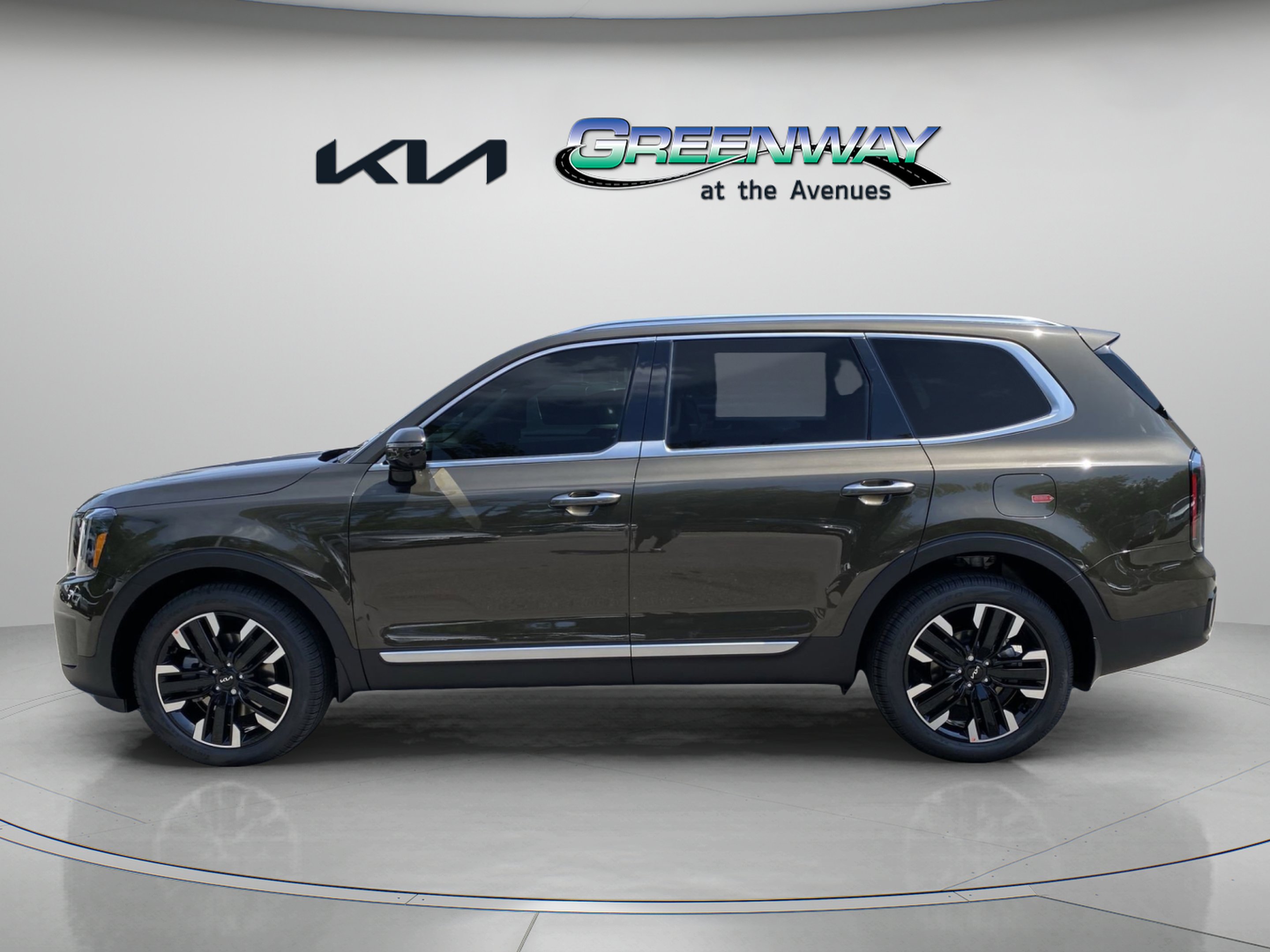 Certified Used 2025 Dark Moss Kia SX image 2