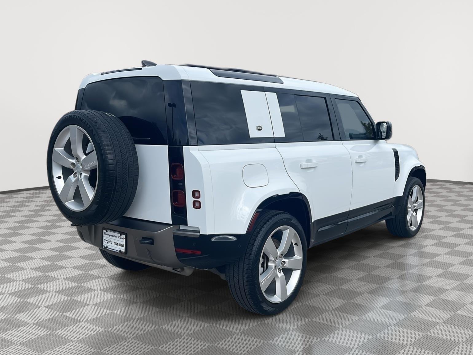 Used 2024 Fuji White Land Rover X-Dynamic SE image 5