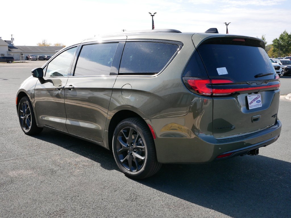 New 2027 Olive Green Pearl-Coat Paint Chrysler Limited image 6