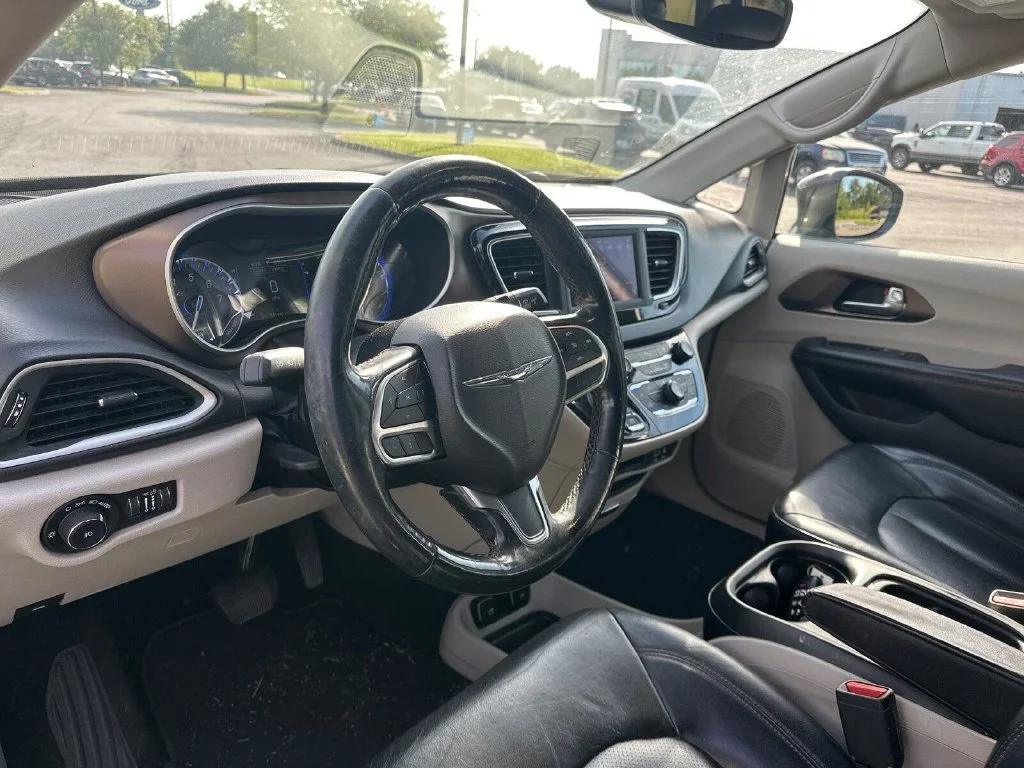 Used 2019 Crystal Metallic Chrysler Touring L image 13