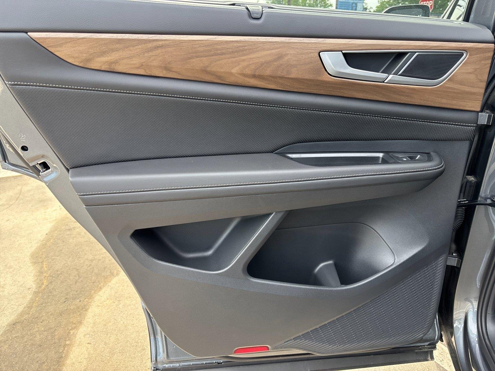 2025 Volkswagen Atlas SE w/Tech - Photo 31
