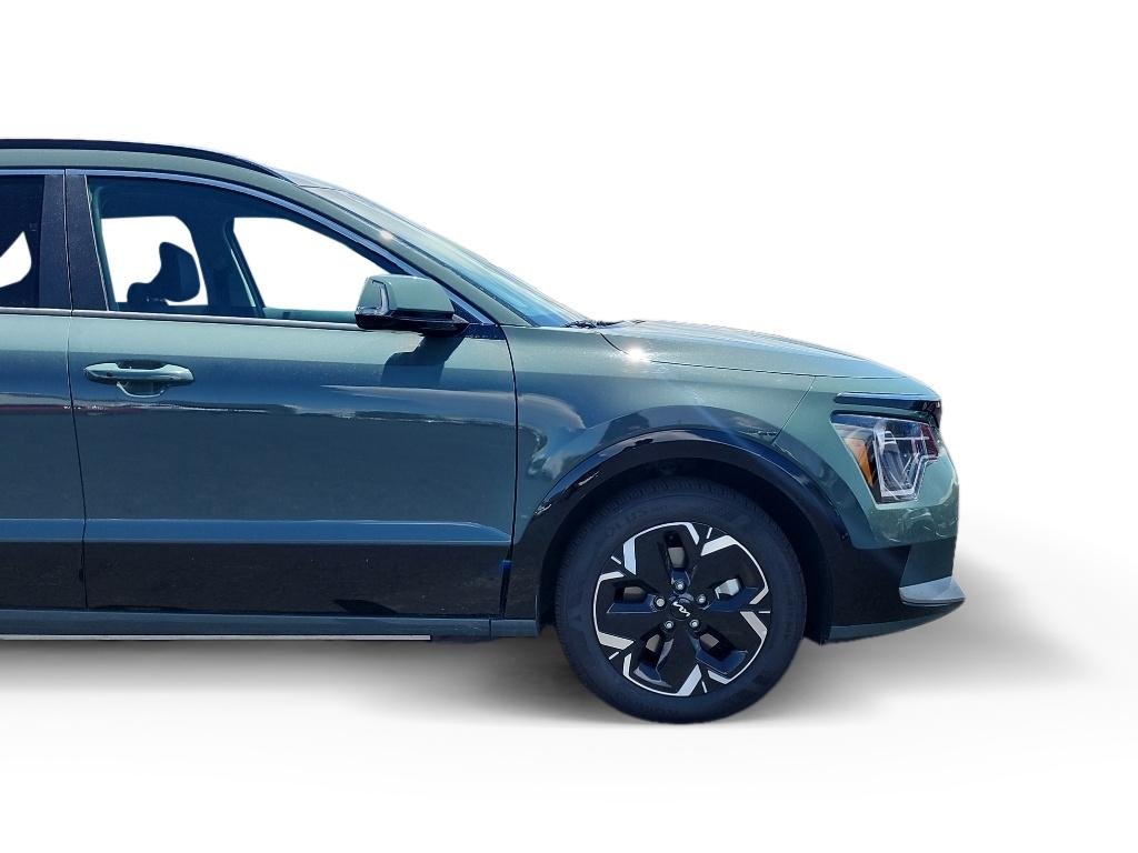 Used 2023 Cityscape Green Kia Wind image 4
