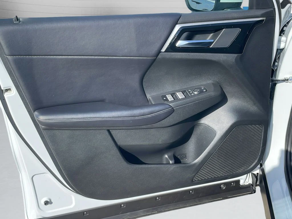 Used 2024 Silver Mitsubishi SE image 11