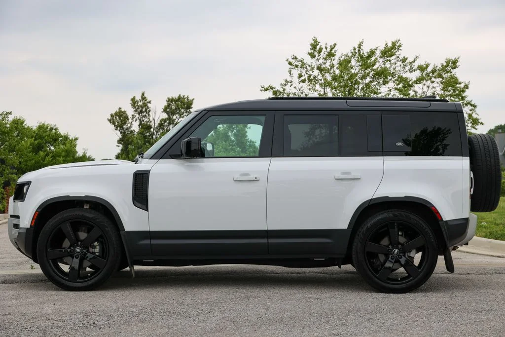 Used 2024 White Land Rover S image 2