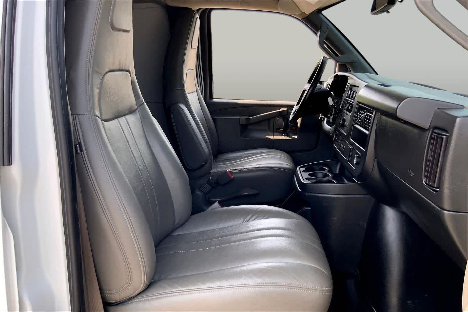 Used 2023 Summit White Chevrolet  image 9