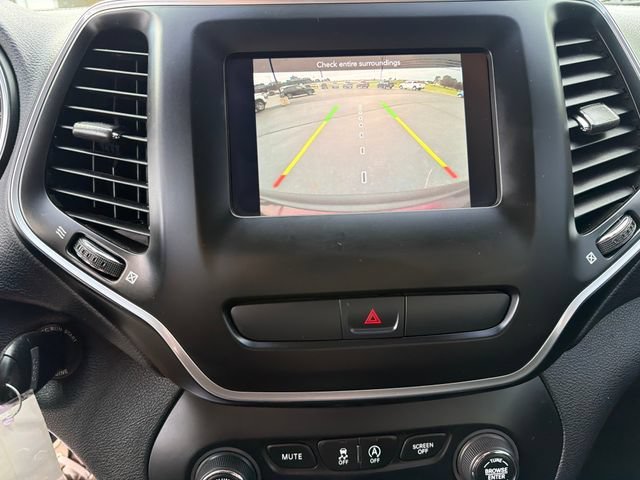 Used 2019  Jeep Latitude image 23