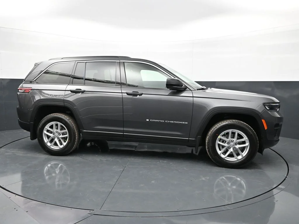New 2026 Baltic Gray Metallic Clear-Coat Exterior Paint Jeep Laredo X image 4