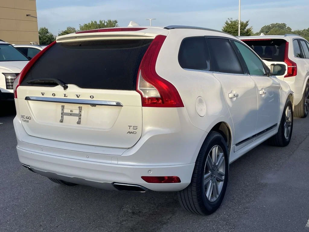Used 2017 Crystal White Pearl Metallic Volvo Inscription image 4