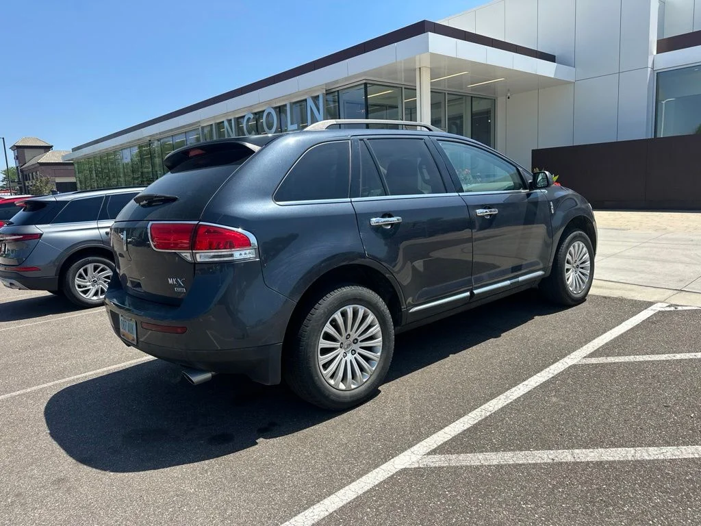 Used 2014 Gray Lincoln Base image 4