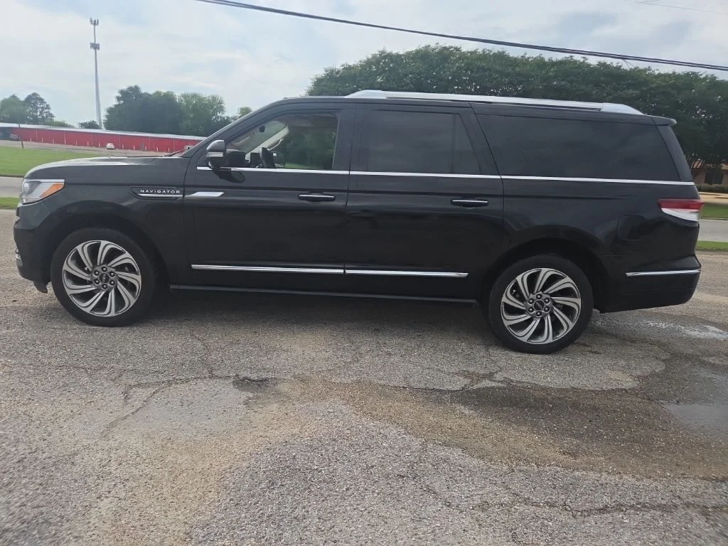 Used 2022 Black Lincoln Reserve image 5