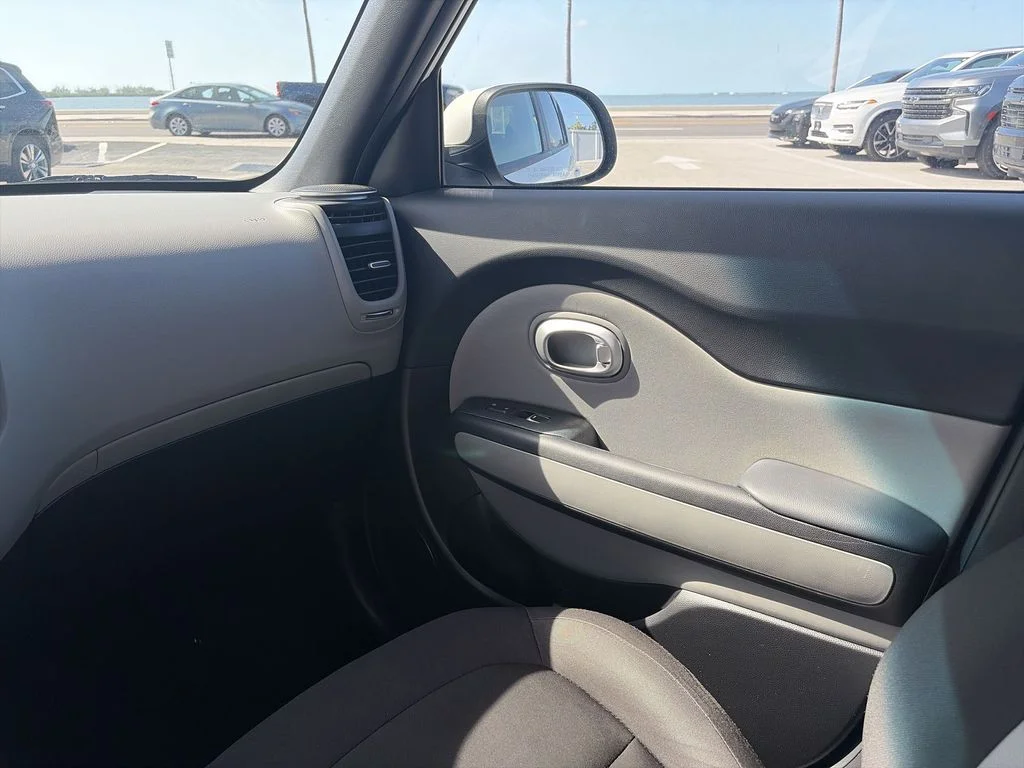 Used 2018 White Kia Base image 11