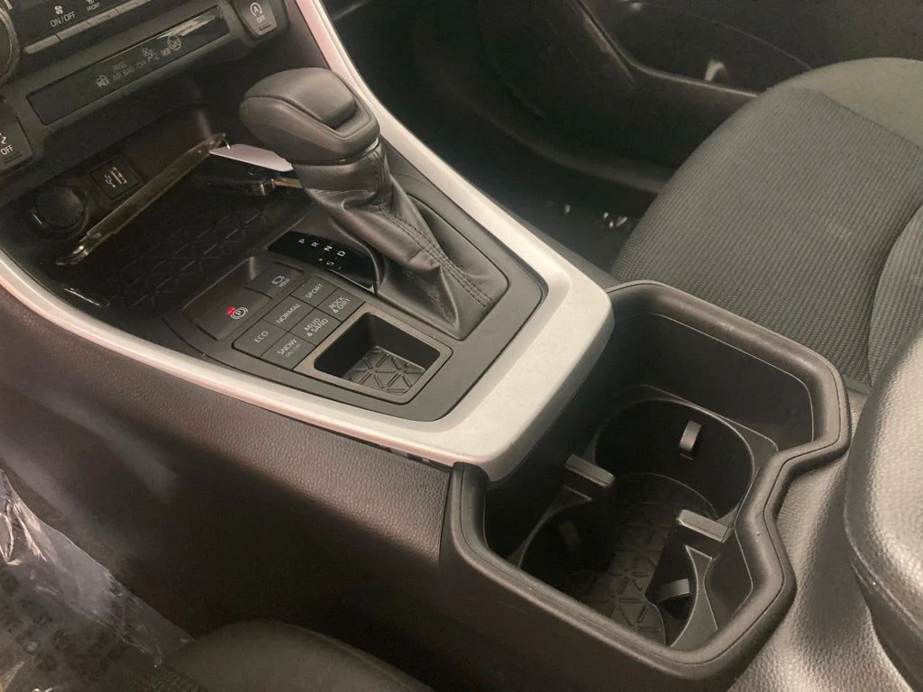 2024 Toyota RAV4 LE - Photo 9