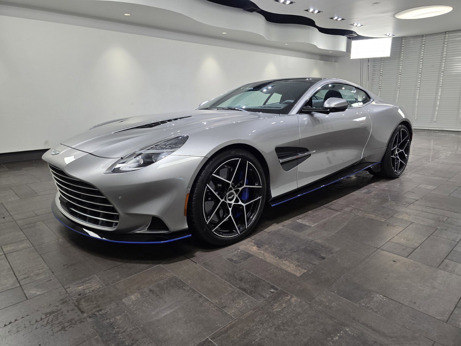 2026 Aston Martin Vanquish Base - Photo 23