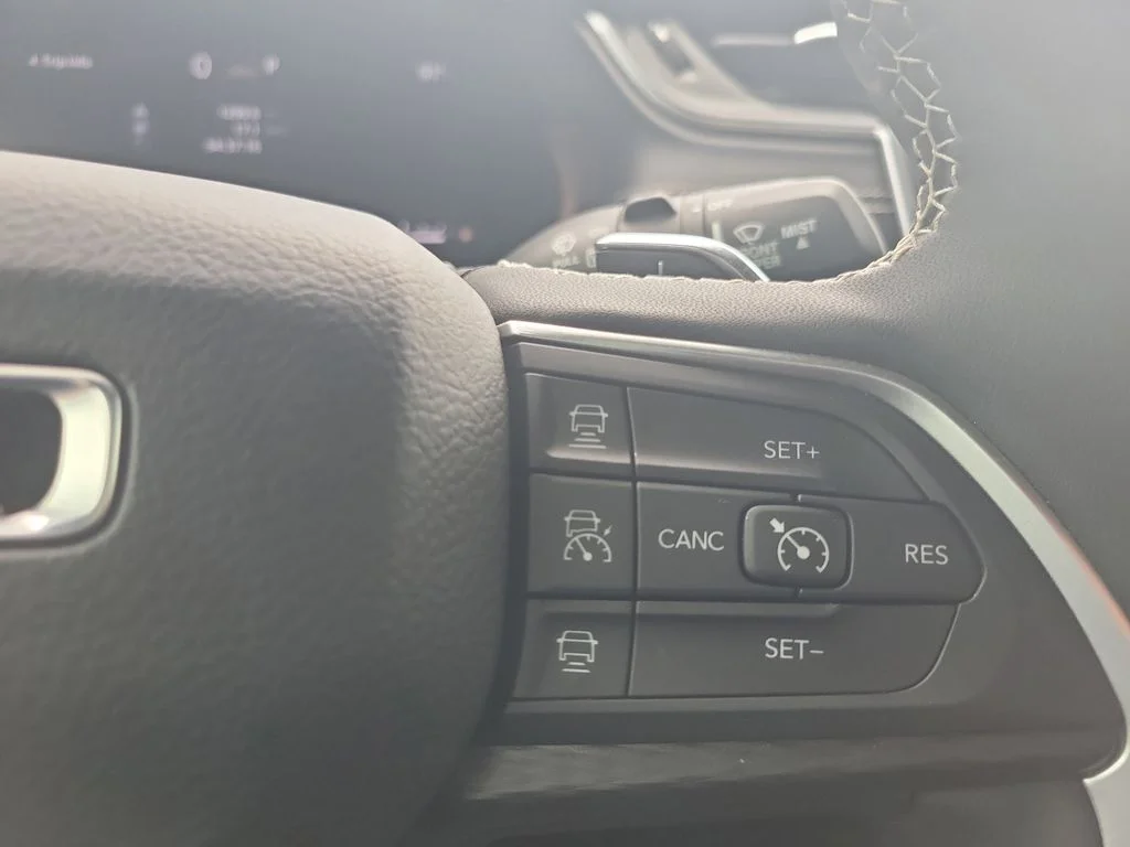 Used 2025 White Jeep Laredo image 18