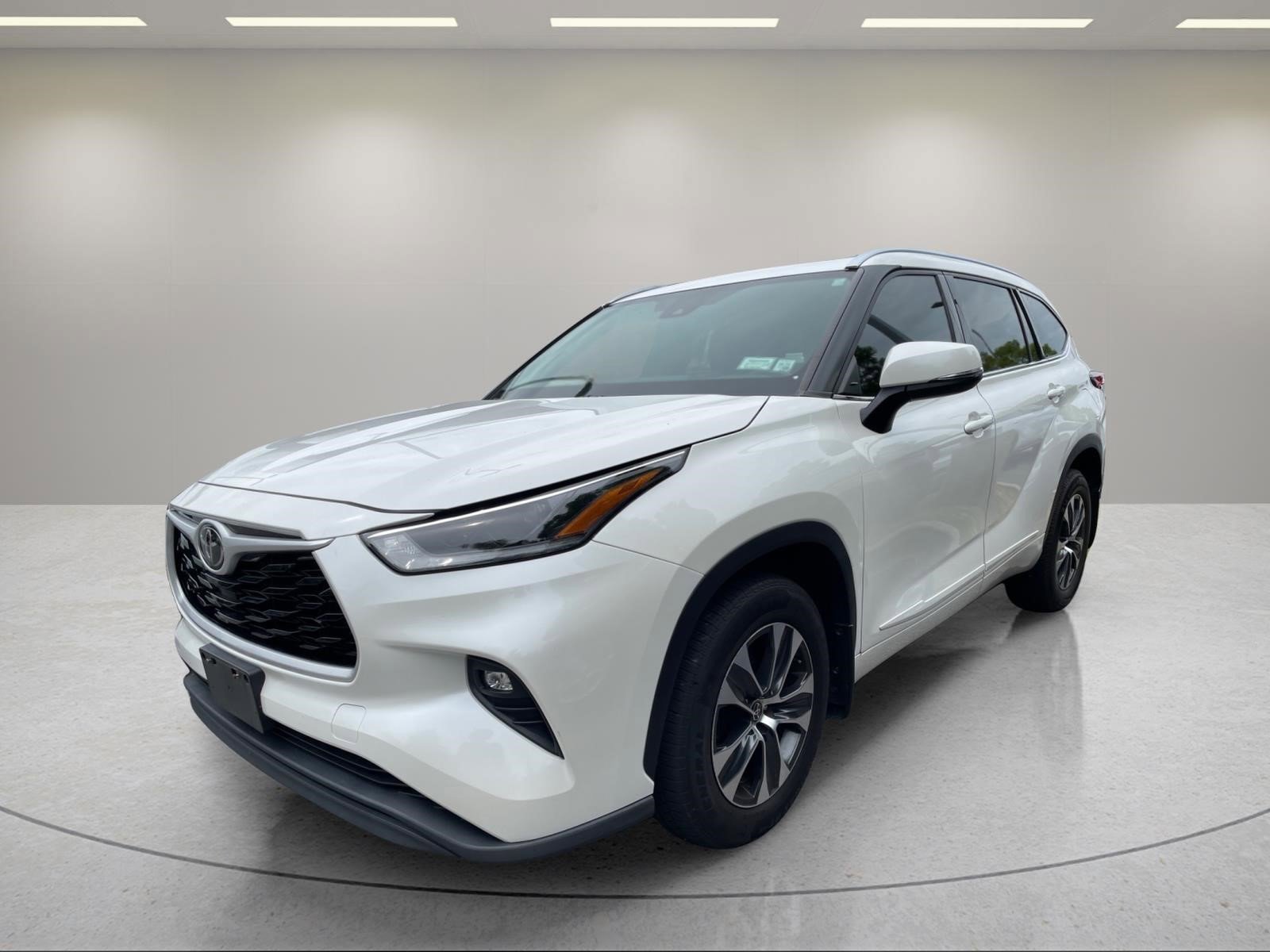 Used 2021 Blizzard Pearl Toyota XLE image 1