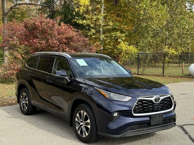 2022 Toyota Highlander XLE photo 2