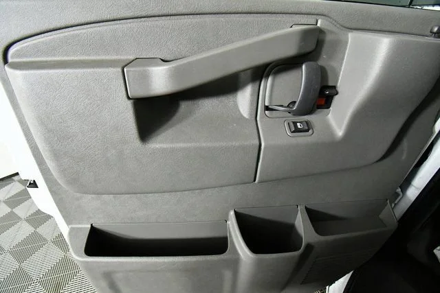 New 2025 Summit White Chevrolet WT image 21
