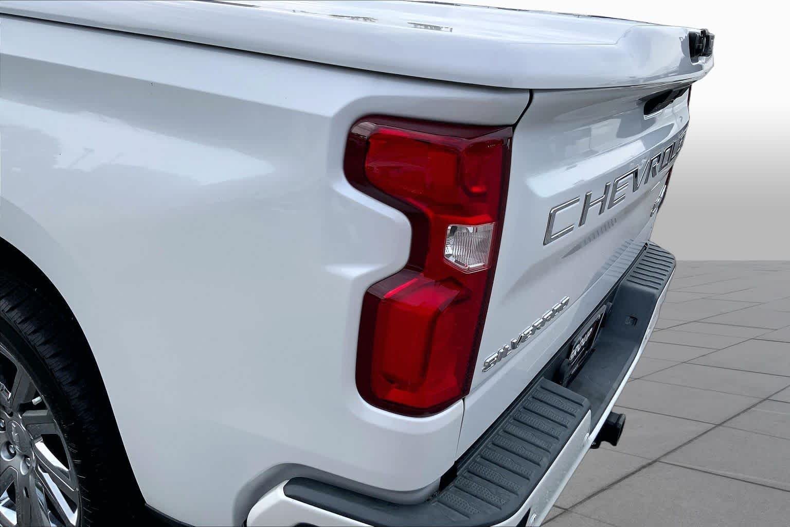 Used 2019 Iridescent Pearl Tricoat Chevrolet High Country image 25
