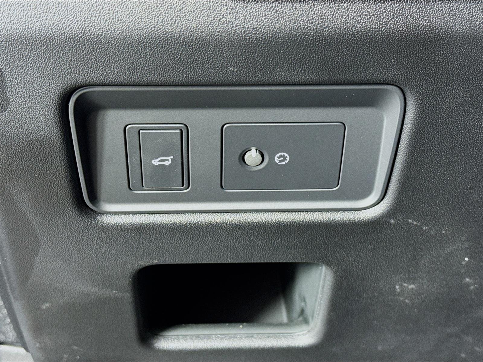Used 2024 Gray Land Rover S image 10