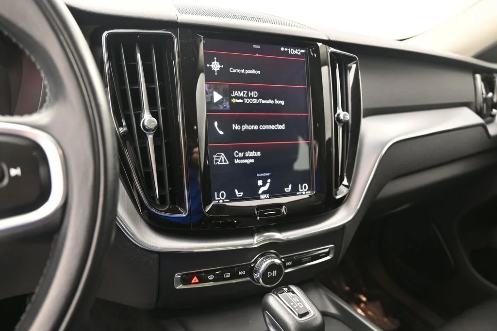 Used 2020 Onyx Black Metallic Volvo T6 Momentum image 20