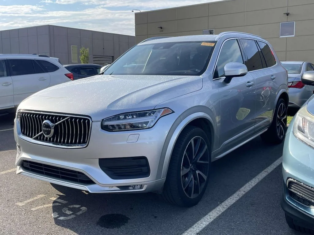 Used 2022 Bright Silver Metallic Volvo Momentum image 2