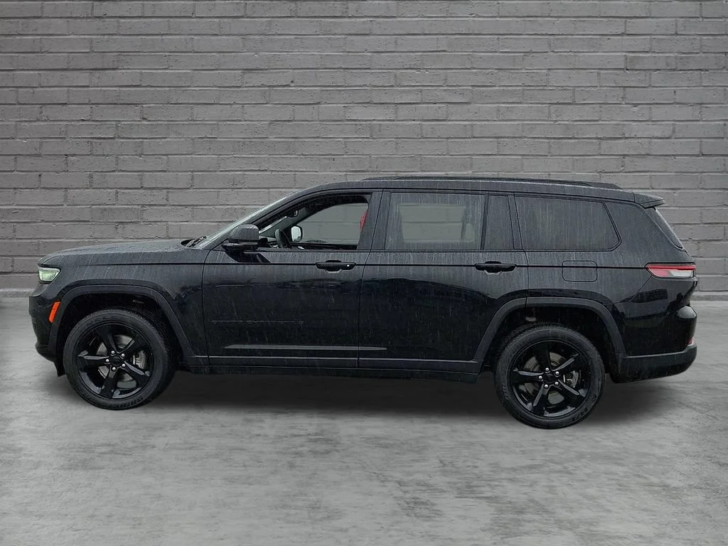 Used 2023 Diamond Black Crystal Pearlcoat Jeep Altitude image 7