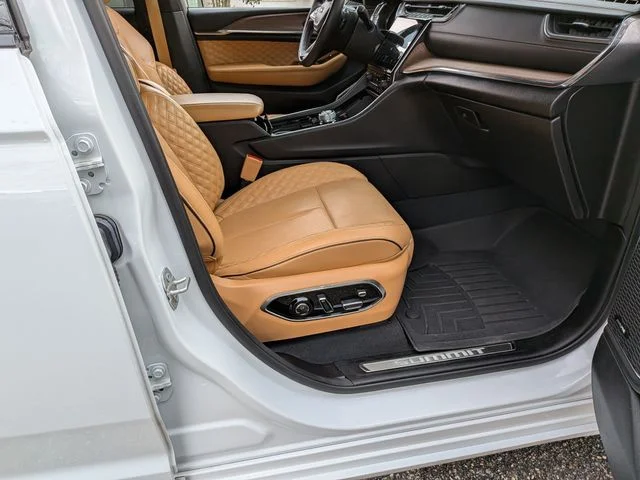 Used 2024 White Jeep Summit image 33