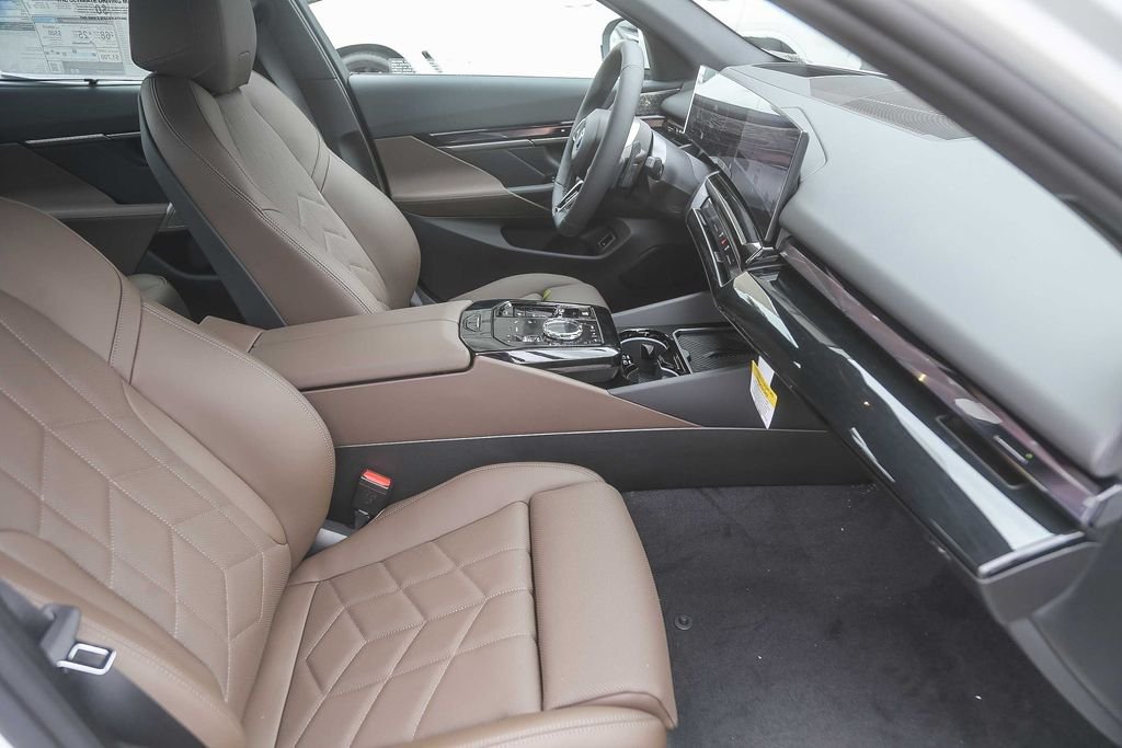 New 2027 Alpine White BMW 550e xDrive image 12