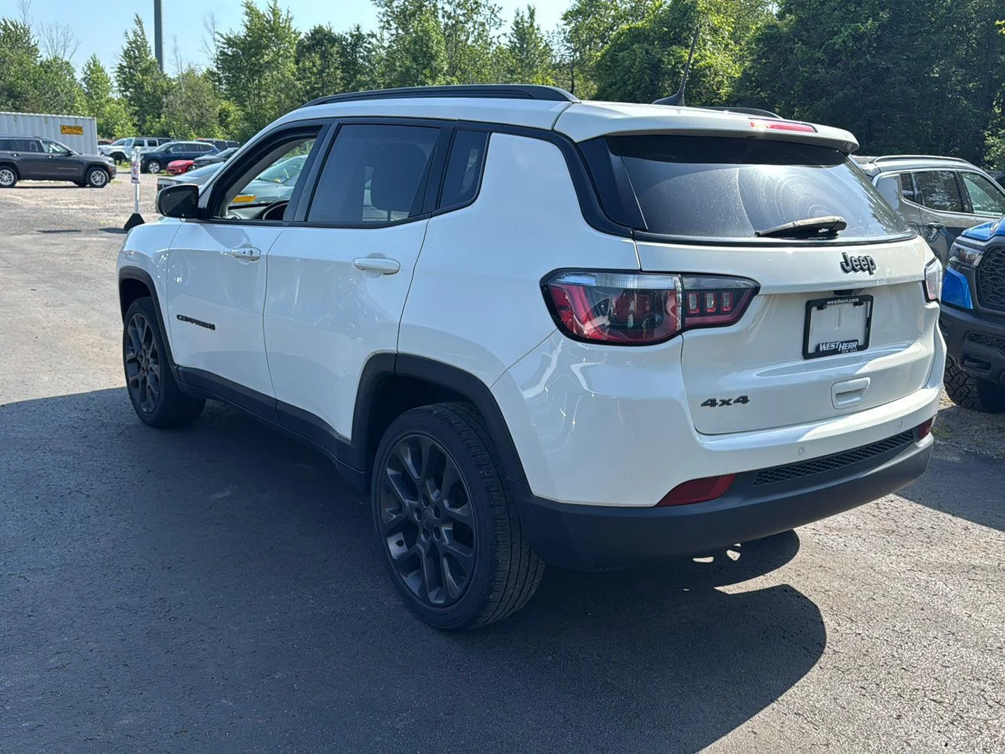 Used 2018 White Clearcoat Jeep Latitude image 7