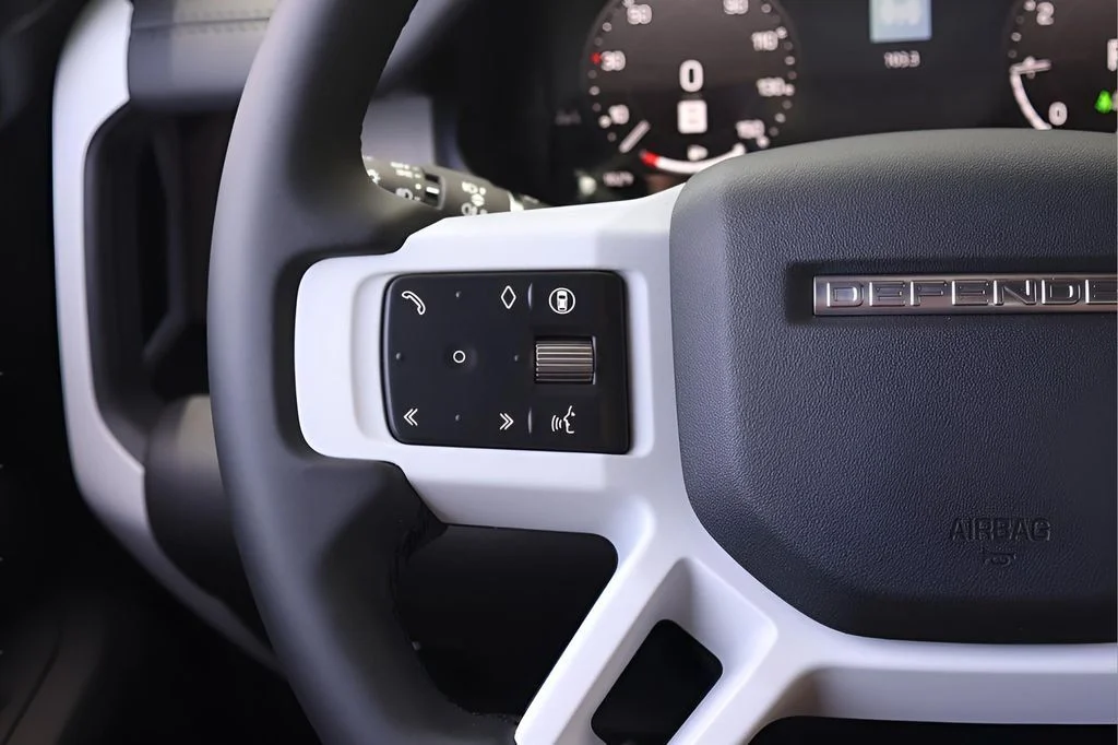 Certified Used 2025 Black Land Rover X-Dynamic SE image 19