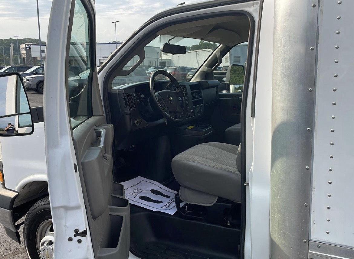 Used 2021 Summit White Chevrolet  image 11