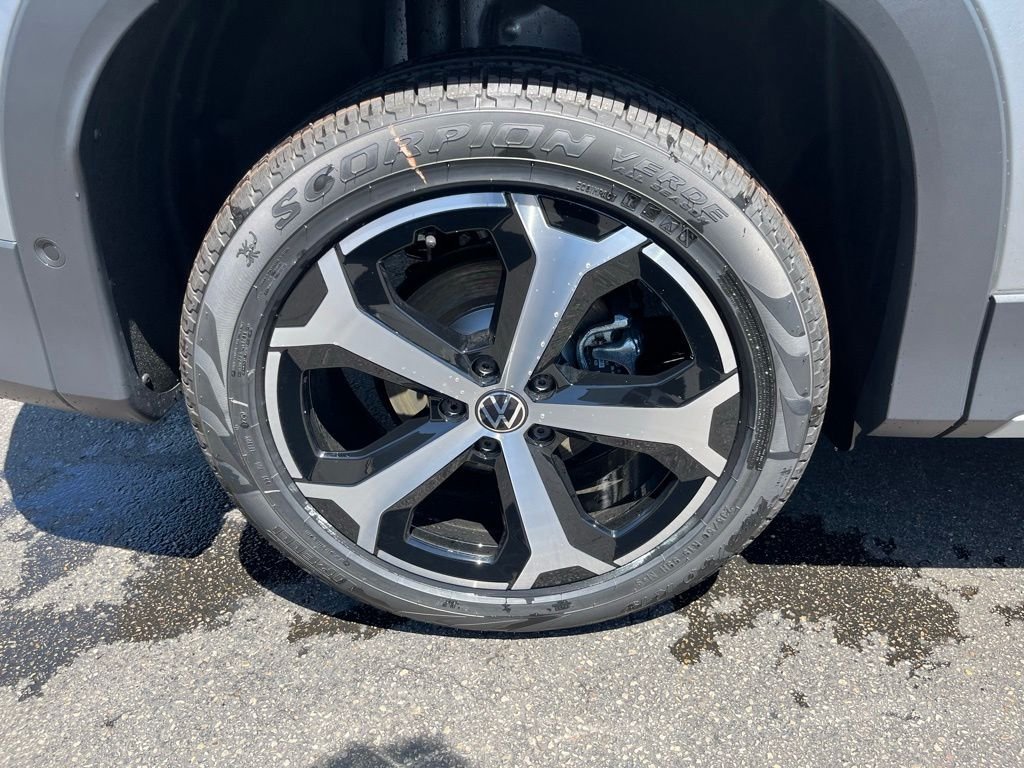 New 2026 Silver Volkswagen 2.0T SE image 29