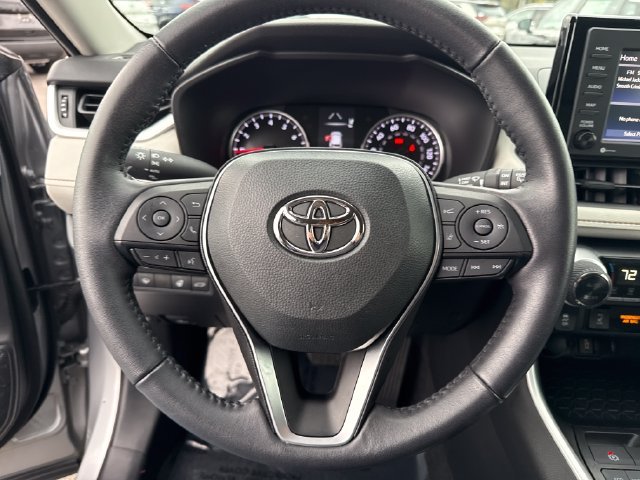 Used 2022 Silver Toyota XLE image 17