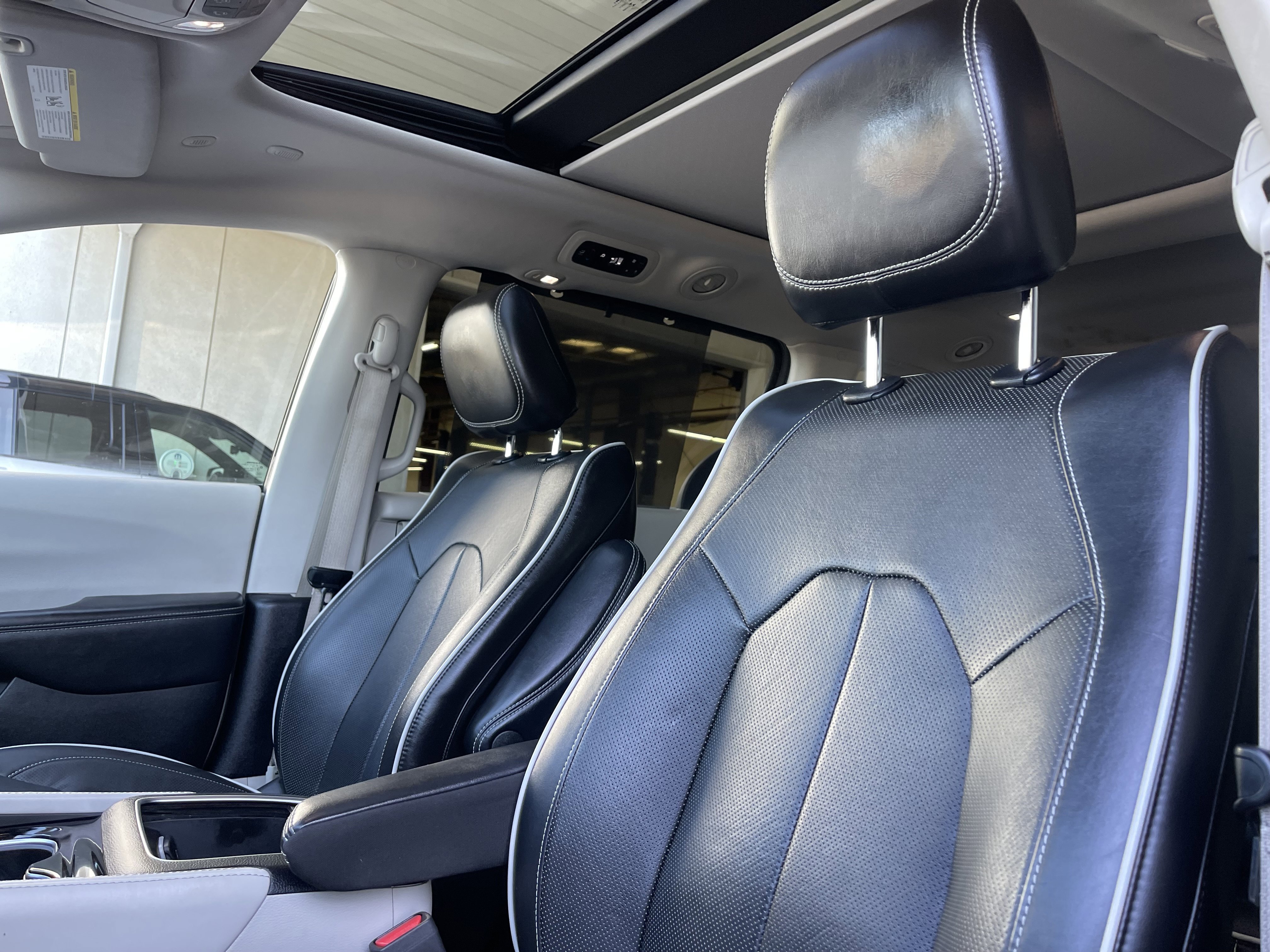 Used 2022 White Chrysler Limited image 18