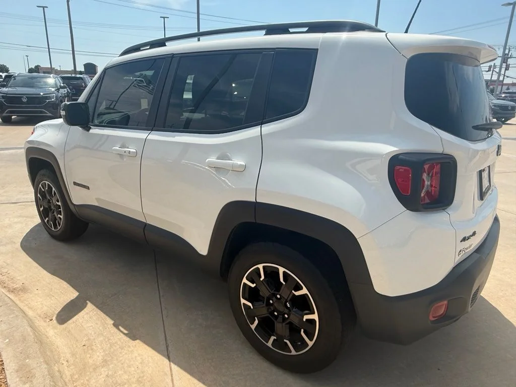 Used 2023 Alpine White Clearcoat Jeep Latitude image 5