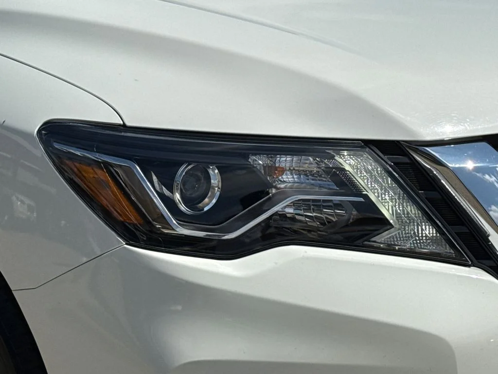 Used 2020 Glacier White Nissan S image 4