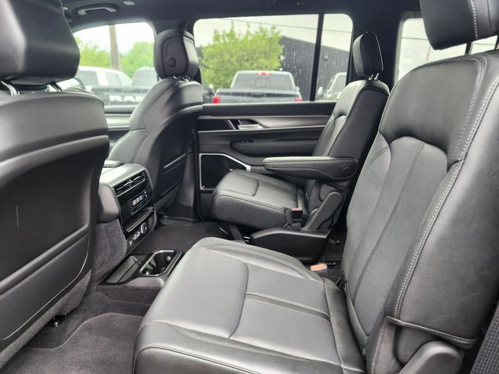 New 2026 Baltic-Gray Metallic Clear-Coat Exterior Paint Jeep Limited Altitude image 16