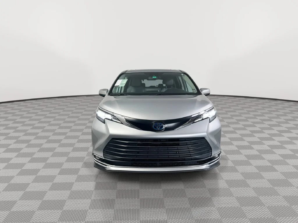 Used 2022 Silver Toyota XLE image 3