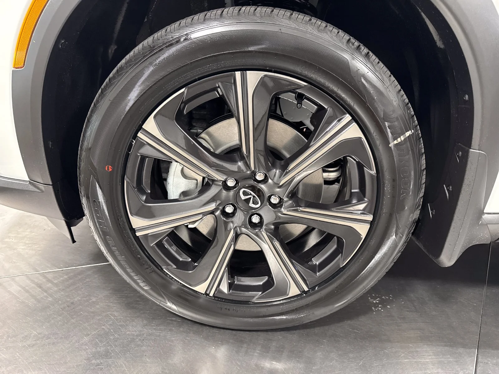 New 2027 2T RAD WHT INFINITI Autograph AWD image 2