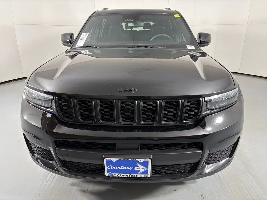 Used 2023 Black Jeep Altitude image 3
